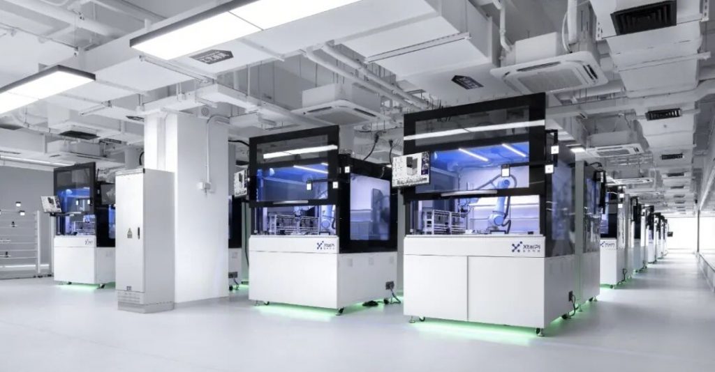 晶泰科技在线下大规模部署的 AI 自主实验平台