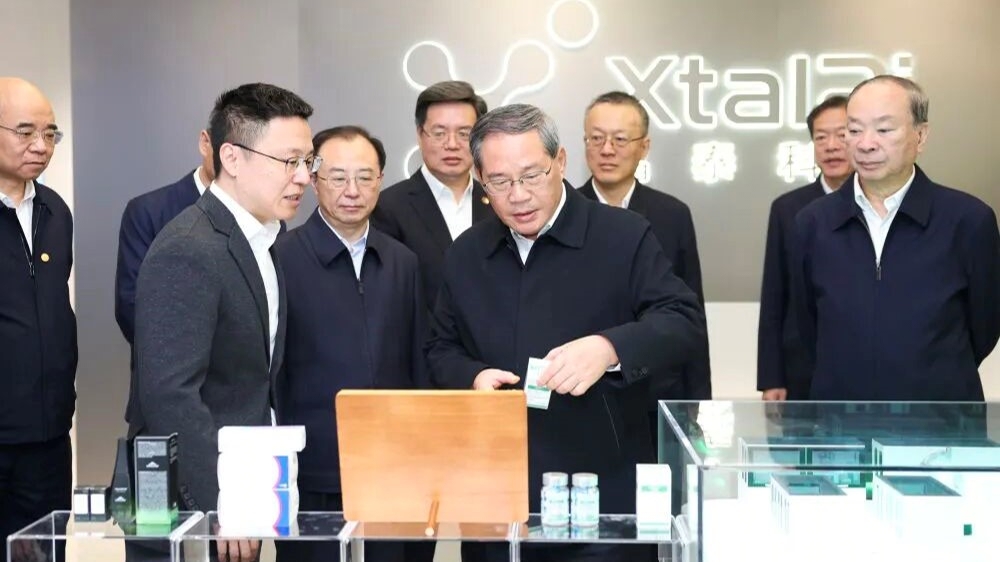 1月4日，李强总理在深圳市深港科技创新合作区，了解园区企业晶泰科技运用人工智能赋能新材料、生物医药等领域研发进展。 图 | 新华社