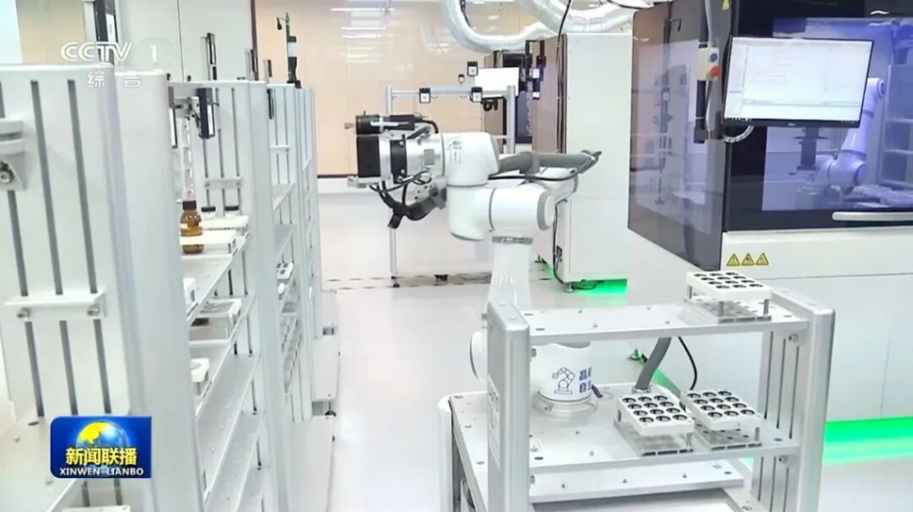 晶泰科技 AI 自主实验室现场   图 | 新闻联播
