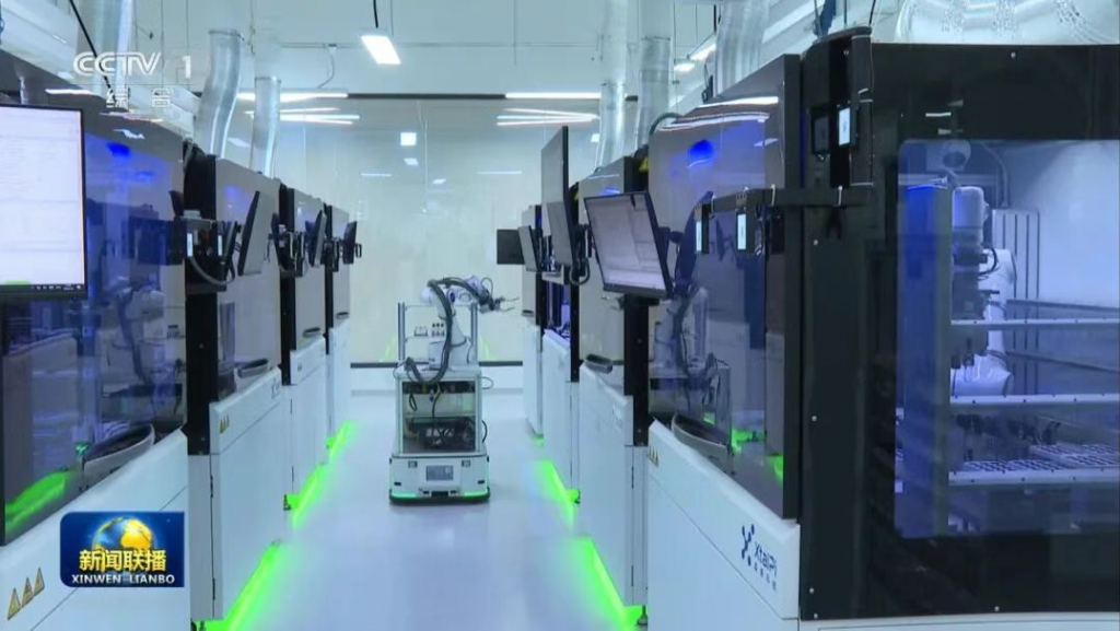 晶泰科技 AI 自主实验平台——合成工作岛    图 | 新闻联播